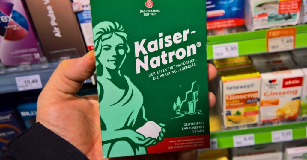 Natron Ersatz: jemand hält eine Packung Natron in der Hand