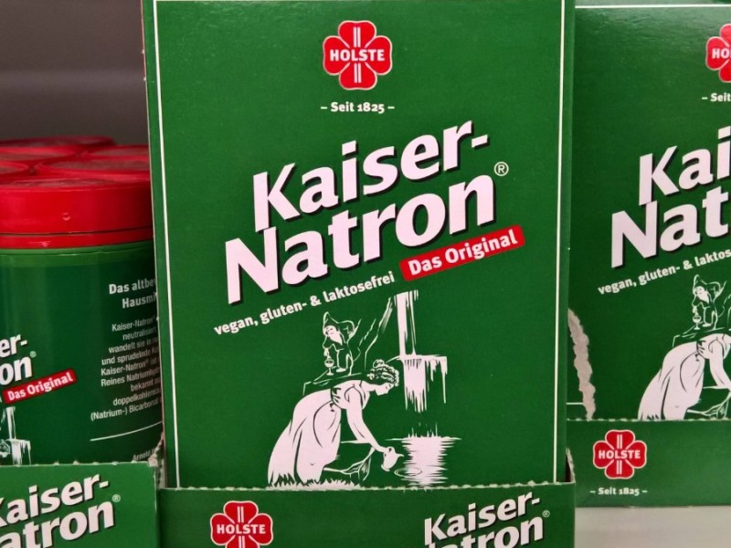 Natron Ersatz: ein Regal im Supermarkt mit Produkten von Kaiser Natron