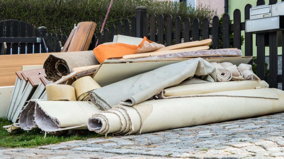 Teppich entsorgen: Teppichreste liegen auf der StraÃŸe