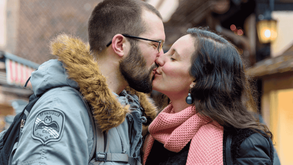 Valentinstag, Paar, das sich küsst