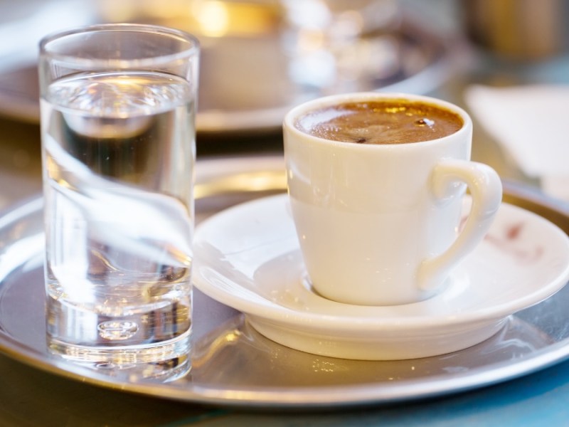 Darum wird immer Wasser zum Espresso gereicht