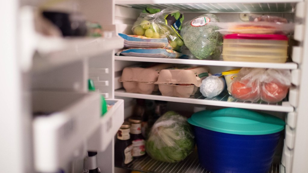 ein voller Kühlschrank mit Lebensmitteln