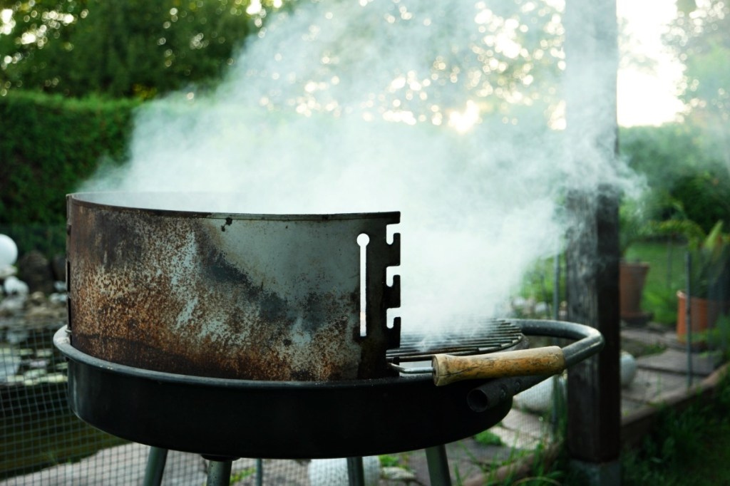 Grillen im Mietshaus: Was erlaubt ist und worauf du achten solltest