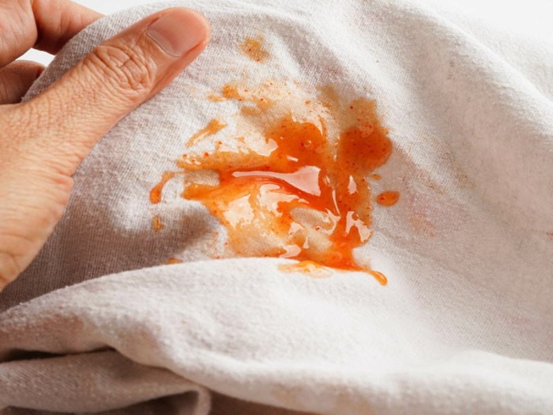 Ein Ketchup-Fleck auf einem T-Shirt.
