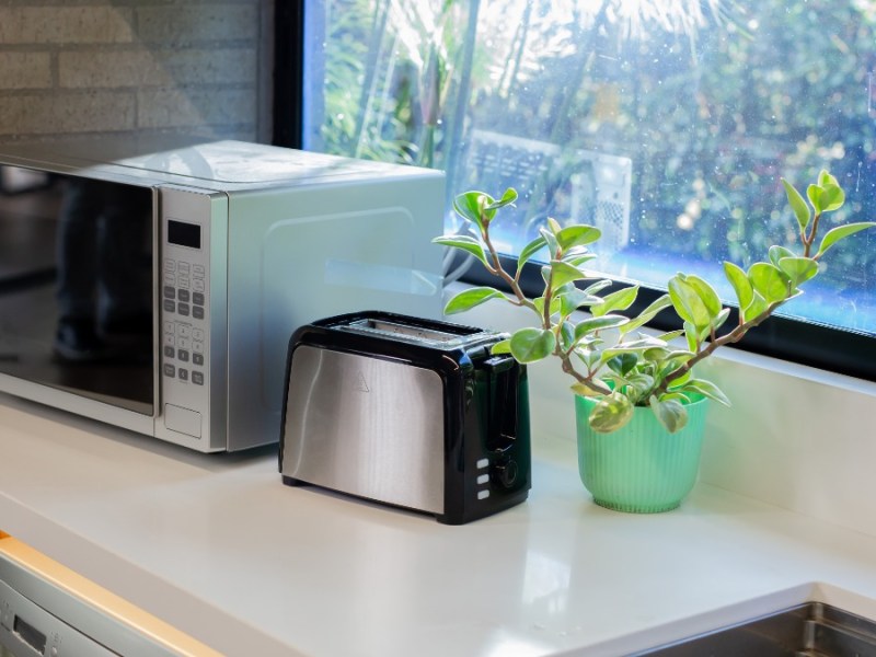 eine Küchenarbeitsplatte mit einer Mikrowelle und einem Toaster