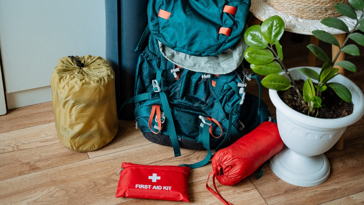 ein Rucksack und Camping-Ausrüstung