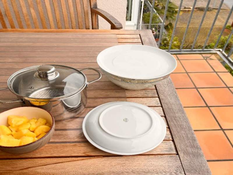 Gekochtes Essen auf einem Balkon.
