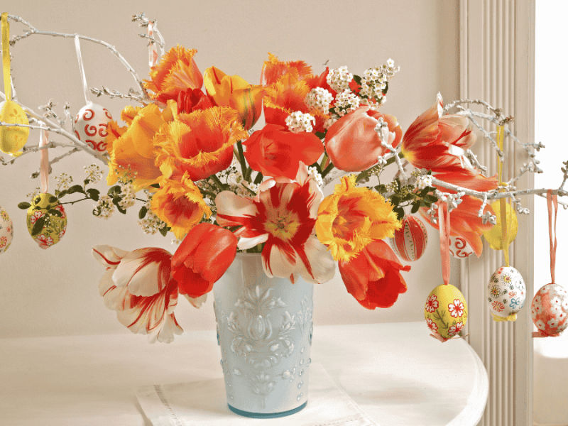 Osterblumen, Tulpen in der Vase mit Ostereiern geschmückt
