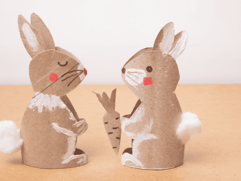 osterdeko basteln einfach, Osterhase aus Klopapierrolle