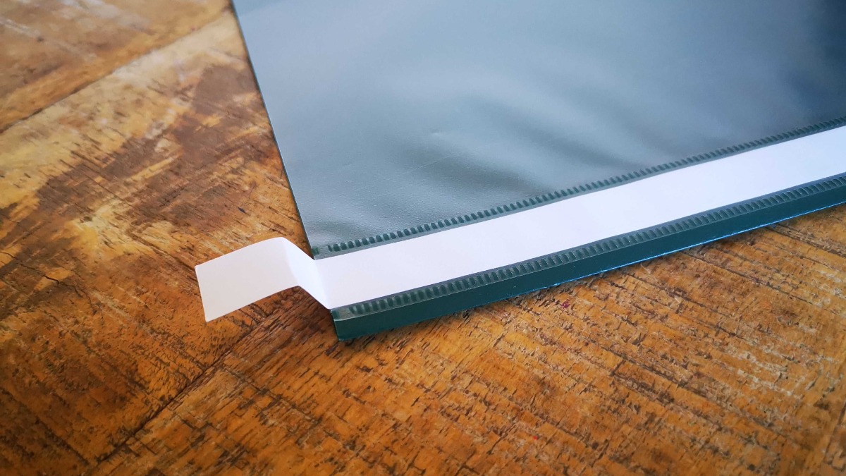 ein geknickter Papierstreifen in einem Schnellhefter