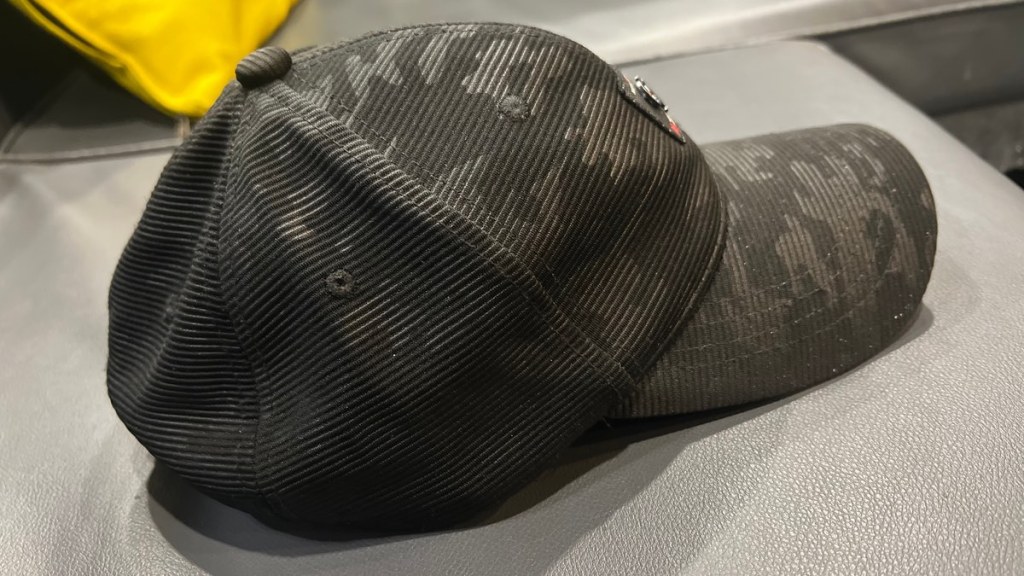 5. Kopfbedeckungen und Sportausrüstung