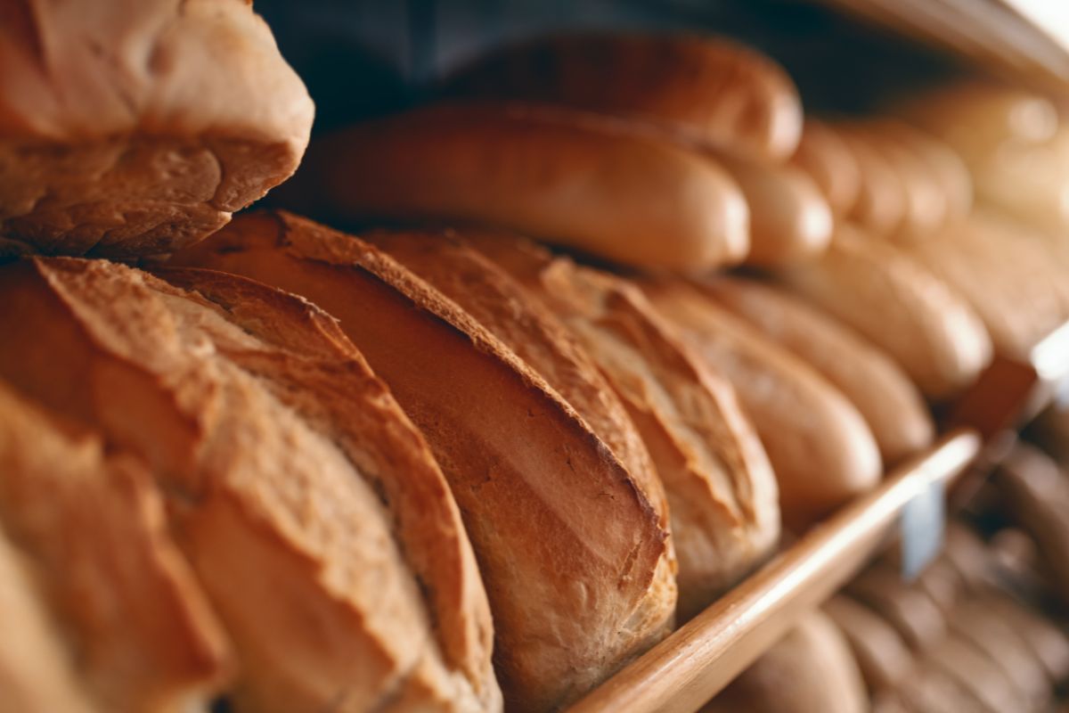 Mehere Laib Brot liegen auf einer Ablage.