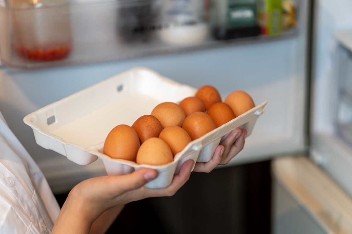 Eier werden zum Einfrieren in einen Kühlschrank gelegt.