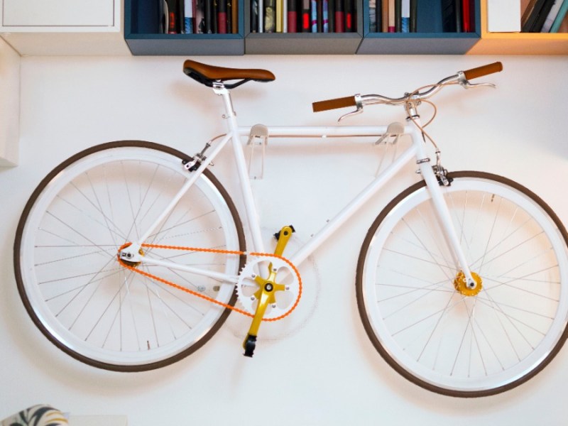 ein weißes Fahrrad hängt an einer Wand im Wohnzimmer