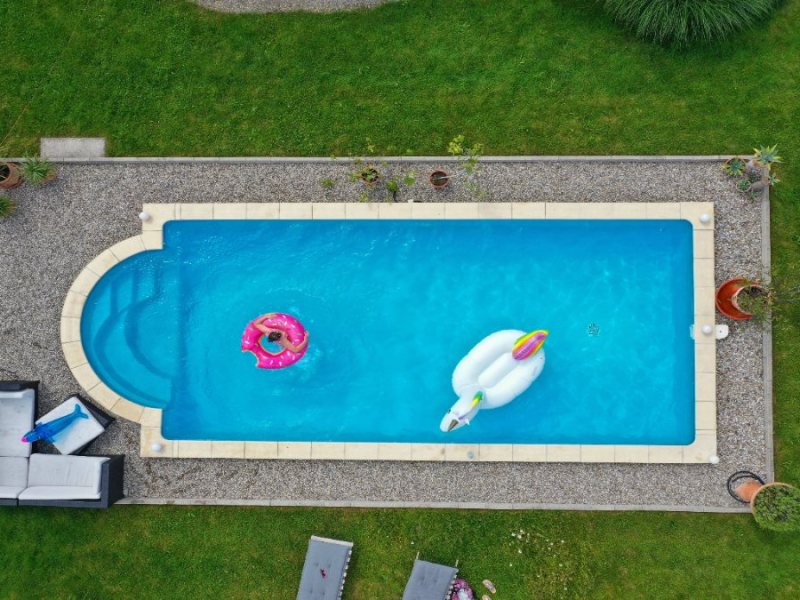 Ein Pool in einem Garten.