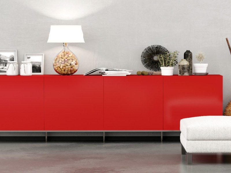 Ein rotes Sideboard mit schöner Dekoration.