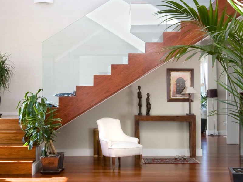 Wohnzimmer mit einer Treppe, die ins Obergeschoss führt
