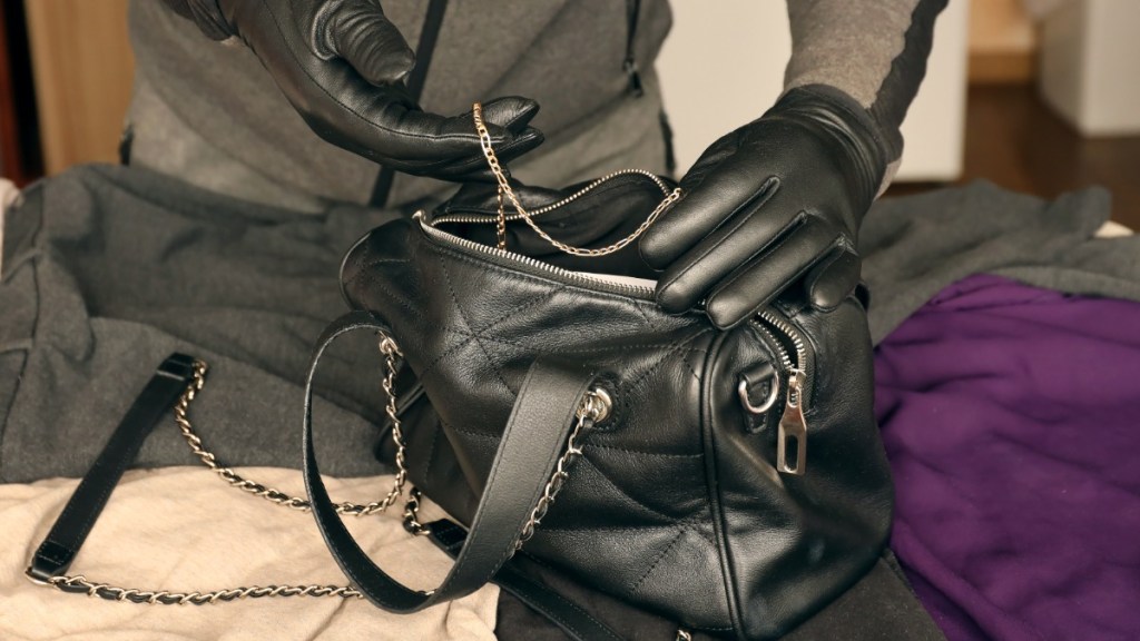 2. Handtasche beim Einkaufen sichern
