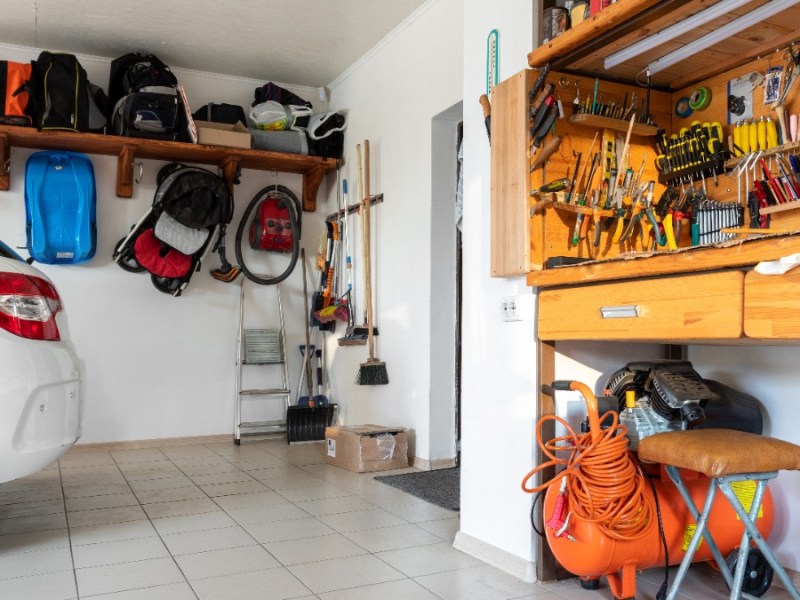 ein weißes Auto steht in einer Garage