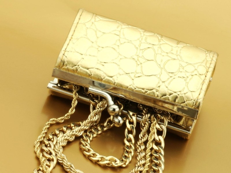 eine goldene Schmuckschatulle mit Schmuck