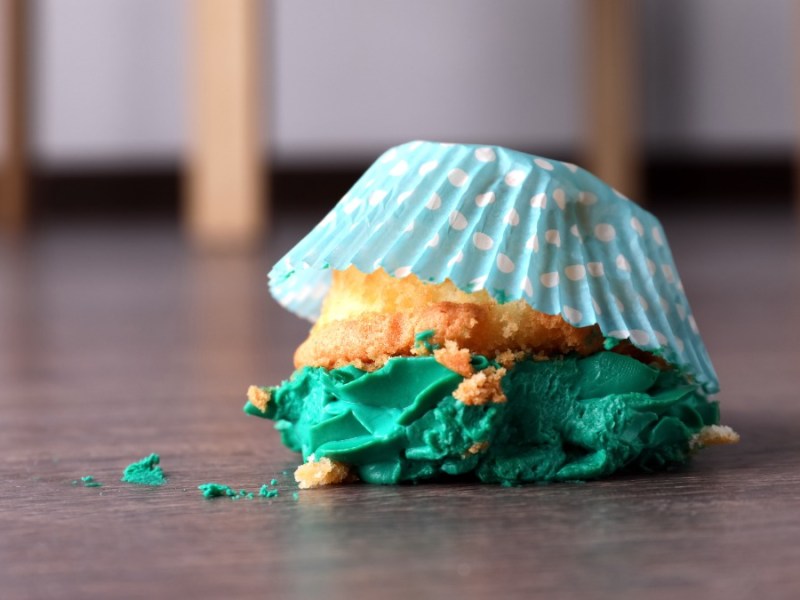 ein Muffin liegt auf dem Fußboden