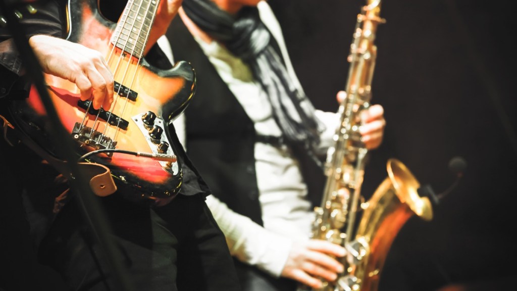 Ein Gitarrist und ein Saxofonist, die musizieren.
