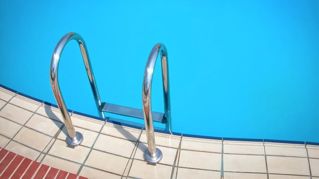 Im Laufe seines Lebens produziert der Mensch so viel Speichel, dass sich zwei Schwimmbecken damit füllen ließen.