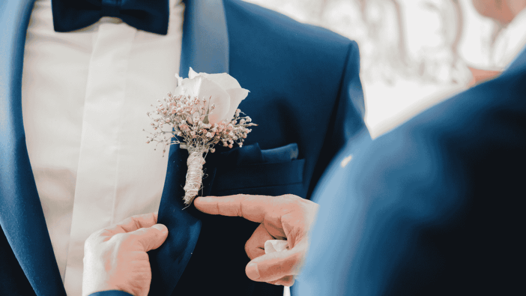 Getting ready Hochzeit, Blumen werden ans Revers gesteckt