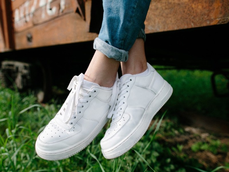 weiße Sneaker im Sommer