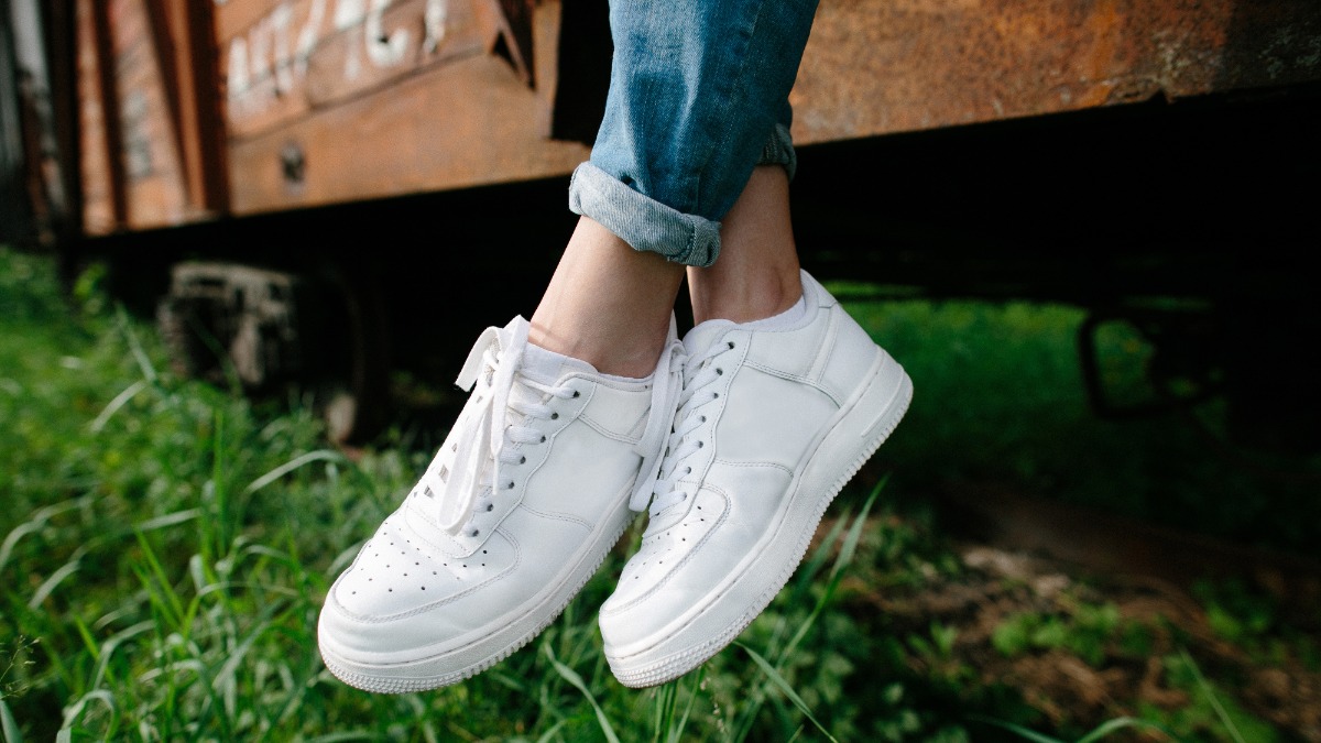 weiße Sneaker im Sommer
