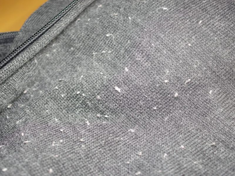 Ein grauer Pullover in Nahaufnahme.